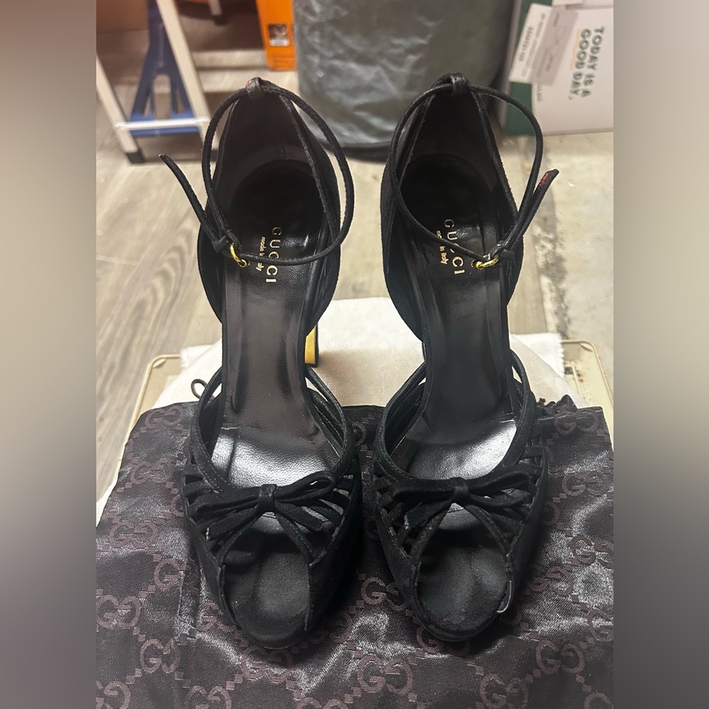 Vintage Gucci Black with inner Gold heels , size 6B